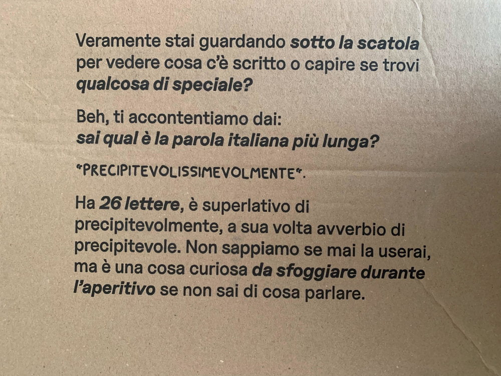 Foto di un cliente: il messaggio nascosto sotto la scatola